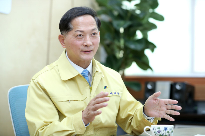 "지방정부가 실질적인 평화정책을 작은 사안부터 하나씩 풀어나가는 것도 평화정책추진에 기여하는 것"이라고 강조하는 이재준 고양시장. /고양시 제공