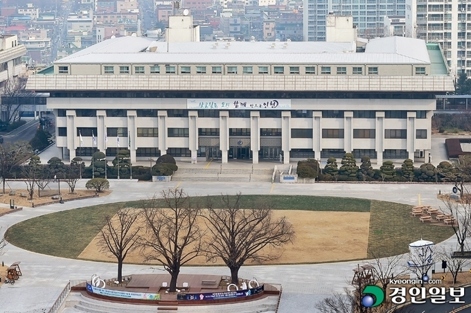 사진은 인천시청사와 인천애뜰. /인천시 제공