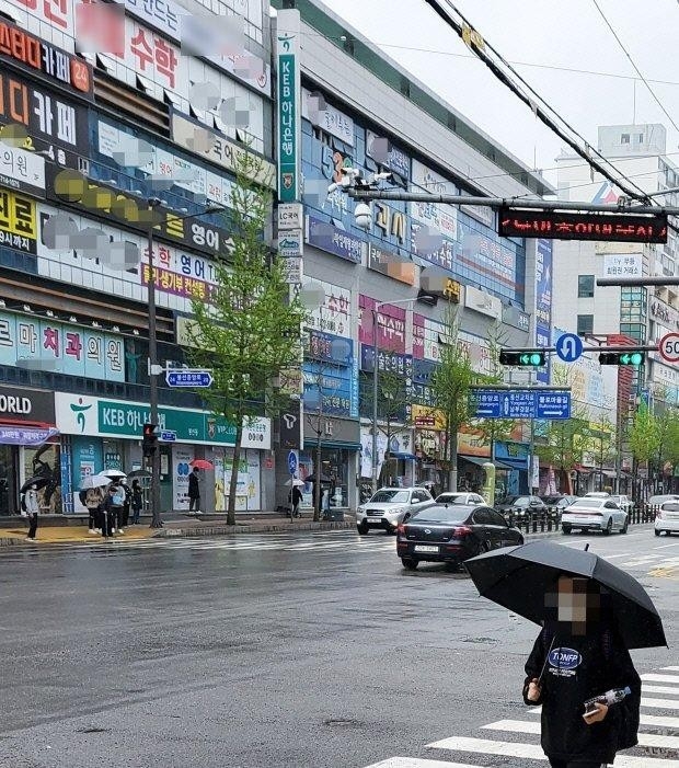 광주 남구 봉선동의 한 학원 관계자가 코로나19 확진 판정을 받아 방역에 비상이 걸린 가운데 4일 오후 봉선동 학원가를 찾은 학생들이 횡단보도를 건너고 있다. /최현배 기자 choi@kwangju.co.kr
