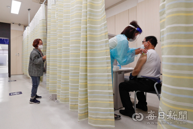 75세 이상 고령자 대상 화이자 백신 접종이 시작된 1일 오전 대구 중구 접종센터에서 어르신이 백신 주사를 맞고 있다. 우태욱 기자 woo@imaeil.com