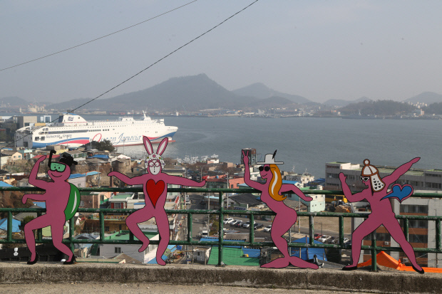 목포 바다가 내려다 보이는 목포 시화마을 포토존.
