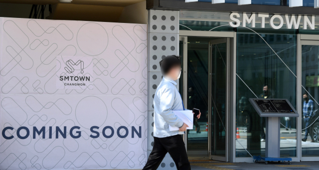 5일 오후 창원시 의창구 팔룡동의 창원SM(문화복합)타운 입구에 곧 개관한다는 안내문이 붙어 있다./김승권 기자/
