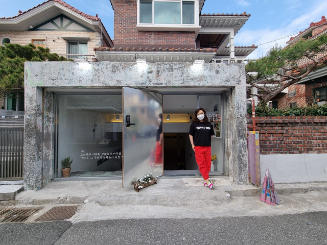 창원 가로수길에 문을 연 바인딩 갤러리 앞에서 정진경 대표가 설명을 하고 있다.
