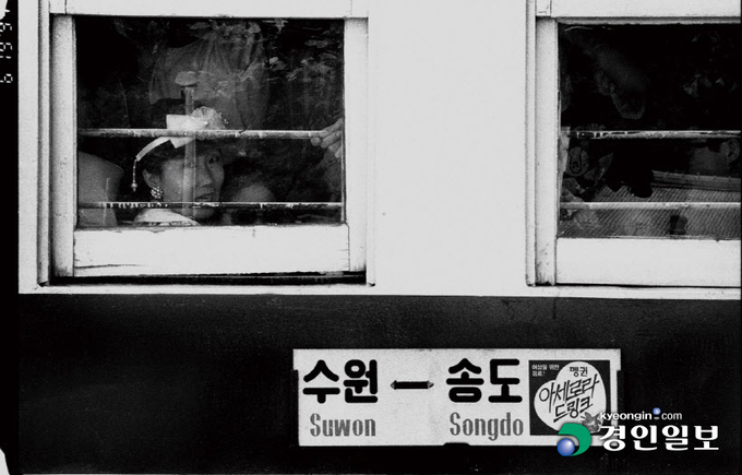 수원시는 수원시정연구원의 수원학 구술총서 '수인선: 협궤열차의 기억'발간을 기념해 8일부터 8월 8일까지 '수원 구 부국원'에서 전시회 '수인선: 협궤열차의 기억'을 연다. 2021.4.7 /수원시 제공