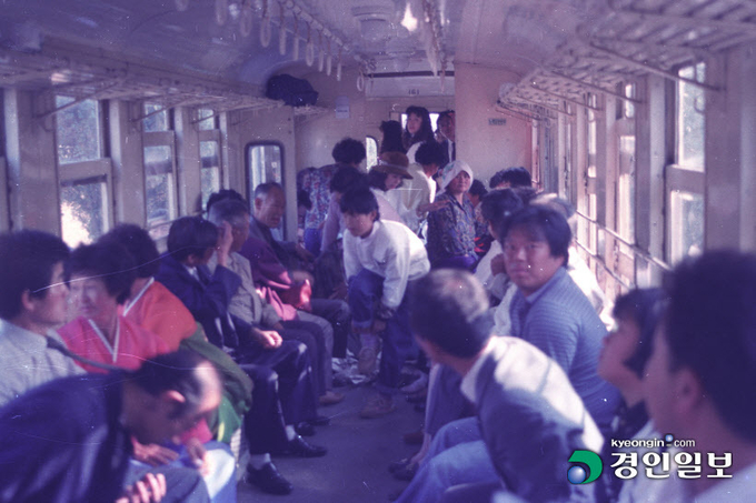 수원시는 수원시정연구원의 수원학 구술총서 '수인선: 협궤열차의 기억'발간을 기념해 8일부터 8월 8일까지 '수원 구 부국원'에서 전시회 '수인선: 협궤열차의 기억'을 연다. 2021.4.7 /수원시 제공