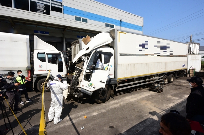 7일 제주시 화북동 차량 공업사에서 사고를 낸 4.5t 차량에 대한 국립과학수사연구원의 정밀 감식이 진행되고 있다.