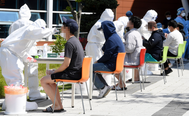 7일 창원시 의창구 봉림동 LG전자 기숙사에 설치된 선별진료소에서 의료진들이 코로나19 검사를 하고 있다./김승권 기자/
