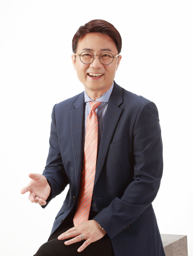 17일 경남대표도서관 강연자 양지열 변호사.