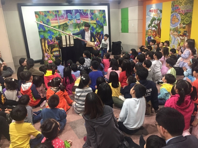 마산합포도서관 도서관 주간 행사 ‘마술 공연’.