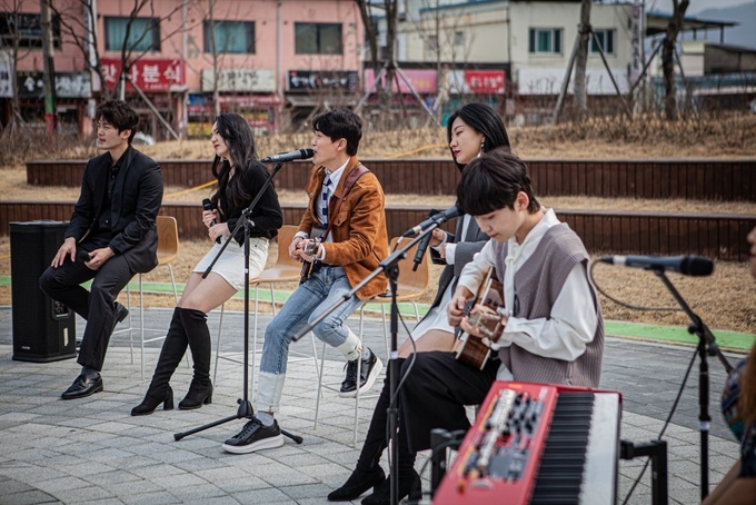 여행스케치 남준봉과 신인가수 5인이 오는 10일 열릴 '가평 Saturday 라이브 (G-SL) 공연에 앞서 음악역 1939 야외무대에서 연습 공연을 하고 있다. (사진 원쪽부터 신명근, 공시아, 남준봉, 천누리, 리온) 2021.4.7 사진/가평군 제공