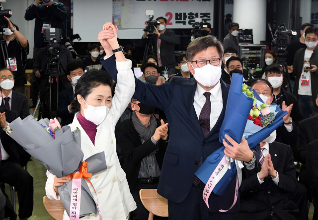 국민의힘 박형준 부산시장 당선자가 7일 오후 부산진구 선거사무소에서 부인 조현 씨와 함께 손을 들어 인사하고 있다. 김경현 기자 view@