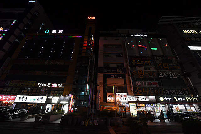 유흥업소 도우미의 코로나19 확진으로 창원시 성산구 유흥주점 535곳이 자율적으로 11일까지 영업중단에 들어간 8일 밤 성산구 상남동 유흥업소의 불이 꺼져 있다./김승권 기자/