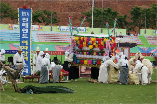 지난 2013년 하동에서 열린 제37회 경남민속예술축제에 참가해 ‘연도여자상여소리’ 장례 절차를 재현하는 모습./진해문화원/