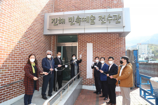 지난 9일 창원시 진해구 진해민속예술전수관에서 진해문화원 부설 연도여자상여소리전통상례보존회가 현판식을 가졌다. 사진 왼쪽부터 전정희 운영위원(문화원 이사), 송호철 운영위원(문화원 이사), 정동찬 보존회장(문화원 이사), 우순기 진해문화원장, 최인주 진해구청장, 이영대 부원장, 최치광 부원장, 박상아 예술in단장./진해문화원/