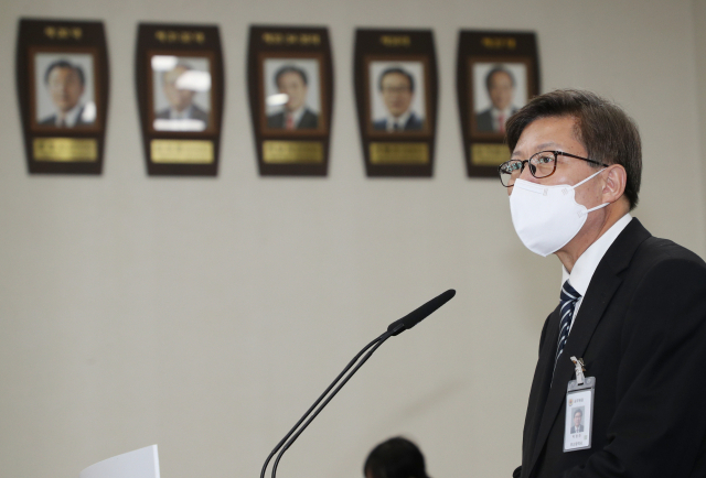 박형준 부산시장이 8일 오전 부산 연제구 부산시청 대회의실에서 열린 취임식에 참석해 취임사를 하고 있는 가운데 벽면에 오거돈 전 시장 등 역대 부산시장 사진이 내걸려 있다. 강선배 기자 ksun@
