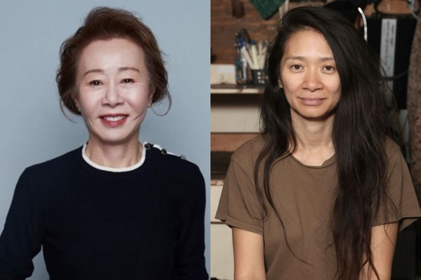 배우 윤여정(왼쪽)과 중국의 클로이 자오 감독이 12일(한국시간) 열린 영국 아카데미 시상식에서 각각 여우조연상과 감독상 트로피를 들어올렸다. 후크엔터테인먼트·서치라이트 픽처스 제공