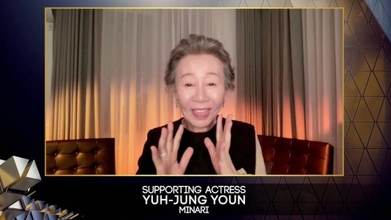 배우 윤여정이 영화 '미나리'로 영국 아카데미 시상식에서 여우조연상을 수상했다. 사진은 온라인 화상으로 수상 소감을 말하고 있는 윤여정. 유튜브 영상 캡처