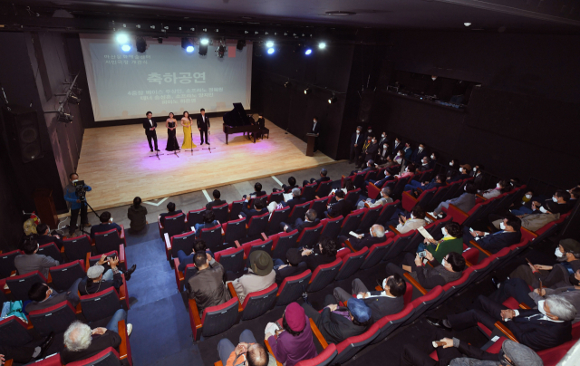 12일 오후 창원시 마산합포구 창동에서 열린 마산문화예술센터 '시민극장' 개관식에서 축하공연이 펼쳐지고 있다./김승권 기자/