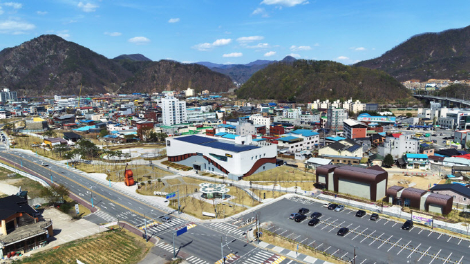 폐선된 구 경춘선 가평역 주변에 열차 객실, 플랫폼 및 철길 등이 다시 들어 서며 '경춘선 기차 여행의 추억'을 10여년 만에 소환할 예정이다(사진은 구 가평역 전경). 2021.4.12 /가평군 제공