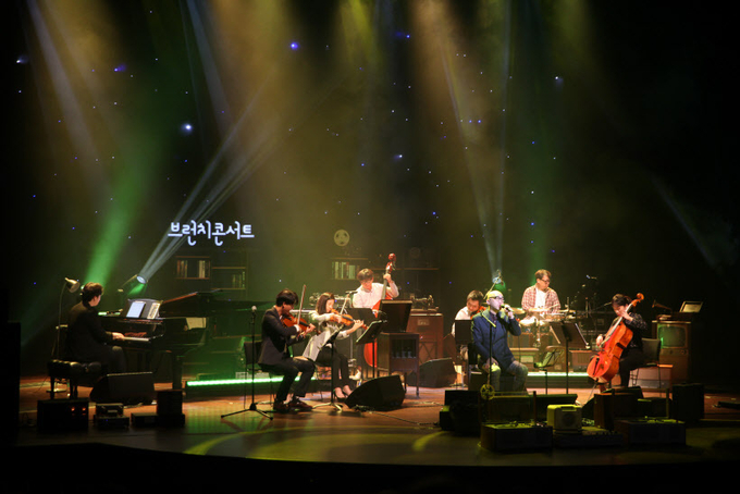 경기아트센터의 간판 공연인 '브런치 콘서트'가 올해로 10년째를 맞았다. 사진은 하림과 필스트링이 참여한 브런치콘서트 무대. / 경기아트센터 제공