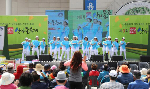 <br>
양평군이 오는 5월1일부터 9일까지 온·오프라인으로 병행해 열기로 했던 '2021년 제11회 용문산 산나물축제'를 전면 온라인으로 치른다고 14일 밝혔다. 사진은 양평 용문산 산나물축제 행사 모습. /양평군 제공