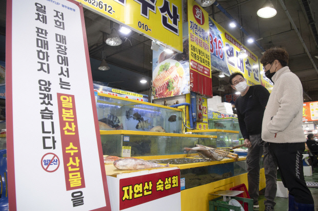 15일 광주시 서구 매월동 수협 광주공판장에서 한 중도매인이 일본산 수산물을 팔지 않는다는 안내문을 내걸었다. /최현배 기자 choi@kwangju.co.kr