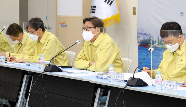 박형준 부산시장이 지난 12일 오전 부산시청 대회의실에서 열린 취임 후 첫 확대간부회의에서 모두 발언을 하고 있다. 정종회 기자 jjh@