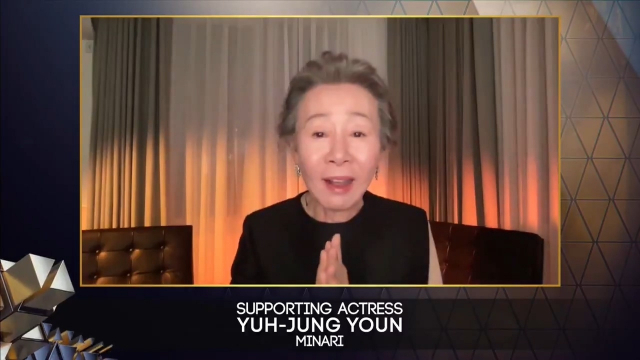 지난 11일(현지 시각) 영국 아카데미상(BAFTA)에서 영화 ‘미나리’로 여우조연상을 수상한 배우 윤여정이 수상 소감을 발표하고 있다. 판씨네마 제공