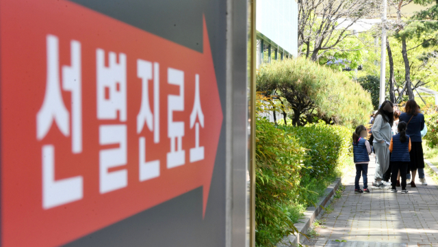 도내 코로나19 확산세가 연일 계속되는 가운데 18일 오후 김해시보건소 선별진료소에 내원객들이 코로나19 검사를 기다리고 있다./성승건 기자/