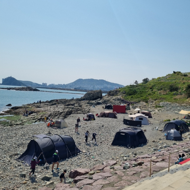 부산 남구 오륙도 인근 바닷가가 허가도 없이 캠핑을 즐기는 상춘객들로 몸살을 앓고 있다.
