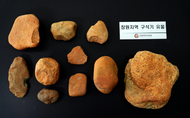 창원 용잠리, 도계동에서 출토된 여러면석기, 긁개, 망치돌, 도끼형석기, 미완성석기 등 구석기유물./창원대학교 박물관/