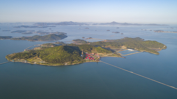 전남 서남해안을 수놓고 있는 크고 작은 섬들이 참신한 아이디어, 민간 투자, 연도·연륙 등을 통한 교류 증가 등이 더해지면서 다양한 모습으로 탈바꿈하고 있다. 사진은 순례자의 섬으로 알려진 신안의 기점·소악도. 2017년 전남도의 ‘가고 싶은 섬’으로 선정된 뒤 우리나라와 프랑스, 스페인의 건축·미술가들이 예수의 12명 제자를 모티브로 해 12개의 작은 예배당을 지었다. /김진수 기자 jeans@kwangju.co.kr