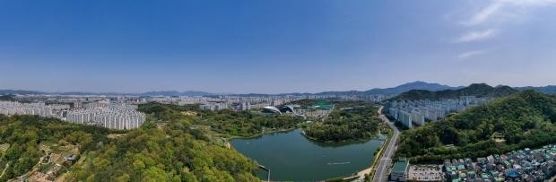 한때 광주도심내 흉물로 전락했던 민간공원들이 오는 2024년 명품공원으로 조성돼 시민의 품으로 돌아온다. 광주 민간공원의 40% 안팎을 차지하는 중앙공원이 녹색 옷으로 갈아입고 풍암호수공원을 품에 안고 있는 모습이 한폭의 풍경화처럼 아름답다. /최현배 기자 choi@kwangju.co.kr