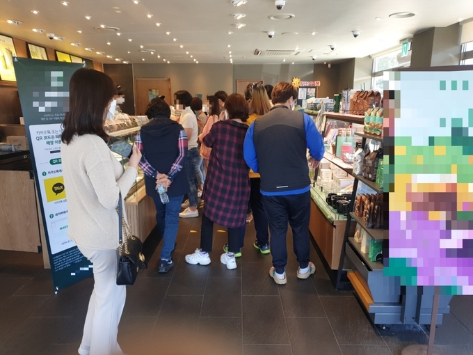 20일 성산일출봉 인근 카페가 관광객들로 붐비는 모습.