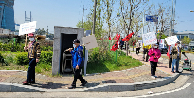 평택항 소무역 상인연합회 회원들이 평택세관 청사 앞에서 통관 정책에 일관성이 없어 소무역 상인들이 피해를 보고 있다며 항의 집회를 갖고 있다. 2021.4.20 /평택항 소무역 상인연합회 제공