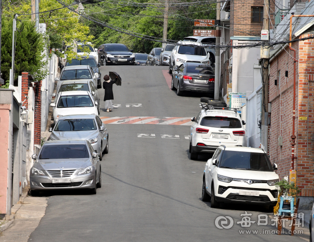 대구MBC 정문에서 시작한 범어초등학교 통학로 1.2km 첫 구간부터 가파른 오르막길이 나온다. 이 지점을 GPS 고도계로 측정한 표고(해발 고도)차는 76m 이다. 김영진 기자 kyjmaeil@imaeil.com