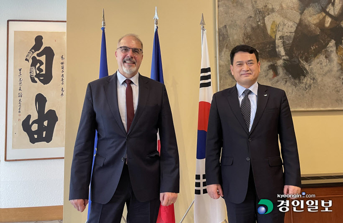 지난 23일 주한 프랑스 대사관저에서 열린 '한-프랑스 문화예술교류 협력을 위한 행사'에서 인천국제공항공사 김경욱 사장(사진 오른쪽)이 필립 르포르 주한 프랑스대사와 기념사진 촬영을 하고 있다. 2021.4.25 /인천공항공사 제공