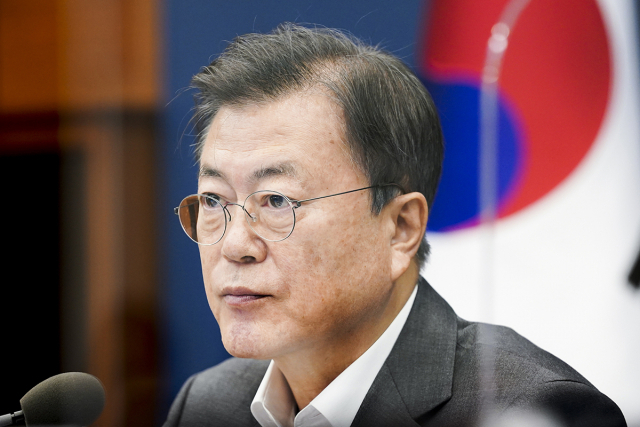 문재인 대통령이 26일 오후 청와대 여민관에서 열린 수석비서관·보좌관회의에 참석해 발언하고 있다. 2021.04.26 청와대 제공
