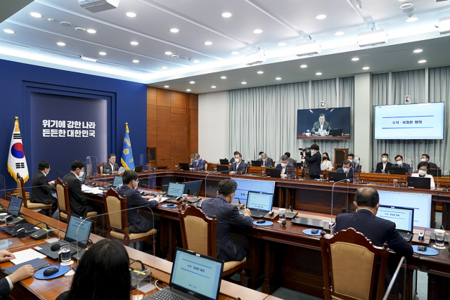 문재인 대통령이 26일 오후 청와대 여민관에서 열린 수석비서관·보좌관회의에 참석해 발언하고 있다. 2021.04.26 청와대 제공
