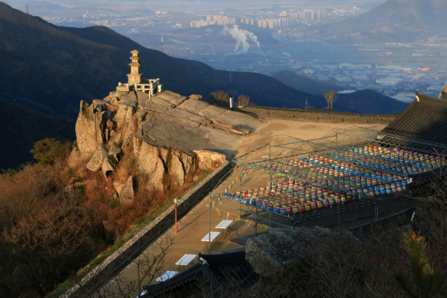 "크게 보고", "크게 느끼고", "크게 깨우친다"는 뜻을 가진 대견사.