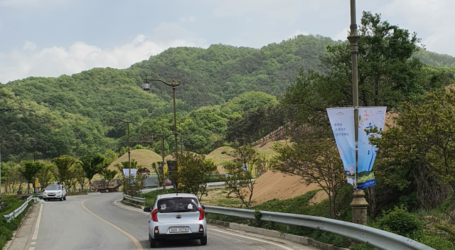경북 성주군 성산동 고분군전시관 입구. 오른쪽 산봉우리에 성산포대가 있다. 성주군민들은 "사드 포대가 배치된 만큼 성산포대는 이전돼야 한다"고 주장한다. 대구통합신공항과 함께 성산포대 이전이 예상되지만 지역개발 및 발전의 큰 걸림돌이 되고 있다. 이영욱 기자