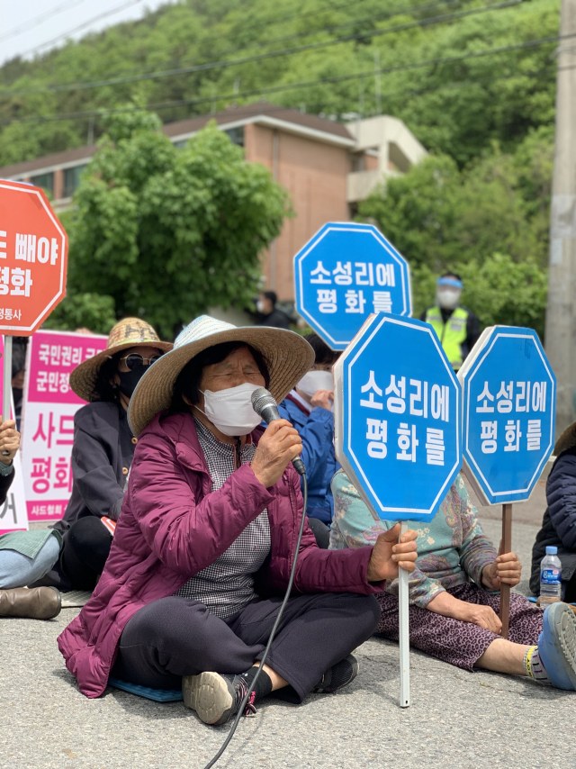 지난 28일 소성리 마을 어르신들이 이동형 발전기 차량 등 사드 기지 차량반입에 반대하는 연좌 농성을 벌이고 있다. 소성리 종합상황실 제공