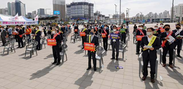 지난달 30일 오후 대구 동대구역 광장에서 열린 대구경북 신공항 특별법 제정 촉구대회에서 통합신공항 대구시민 추진단과 시민들이 대구경북 신공항 특별법 제정을 촉구하고 있다. 김영진 기자 kyjmaeil@imaeil.com
