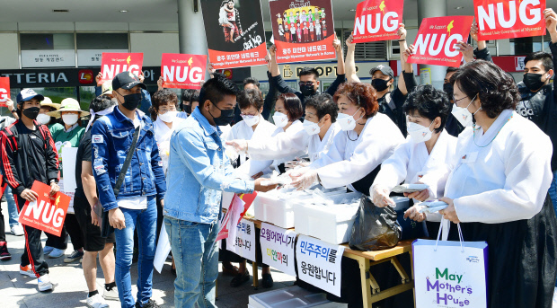 2일 오후 (사)오월어머니집 회원들이 광주시 서구 유스퀘어 광장에서 열린 ‘미얀마 지지 대회’에 참여한 참가자들에게 주먹밥을 나눠주고 있다. 오는 23일에도 전일빌딩 245에서 열리는 ‘미얀마를 위한 오월행동’에 참가하는 미얀마 단체들에게도 주먹밥을 제공할 예정이다. <오월어미니집 제공>
