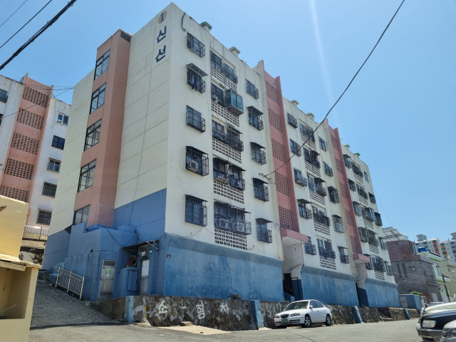3일 낮 12시께 부산 영도구 신선동 신선아파트. 이 아파트는 영도구청이 신청한 국토교통부 도시재생 뉴딜사업에서 제외됐다. ‘안전등급 D’이지만 집값이 배 넘게 오른 탓이다.