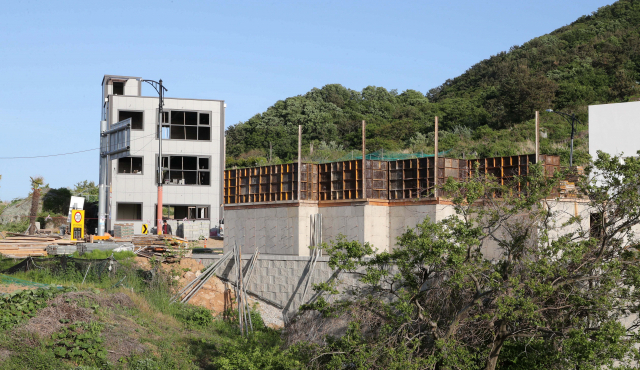 신공항이 들어서는 가덕도에 연면적 50㎡ 이하는 건축이 제한되지만, 건축 신고는 계속 늘고 있다. 강서구 대항동의 한 공사 현장. 강선배 기자 ksun@