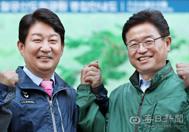 권영진 대구시장과 이철우 경상북도지사가 지난 2018년 1일 교환 근무를 한 뒤 팔공산 둘레길에서 손을 잡고 상생협력을 다짐하며 파이팅을 외치고 있다. 정운철 기자 woon@msnet.co.kr
