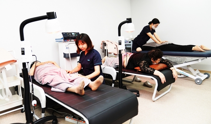 4.3트라우마센터 물리치료 진행 모습