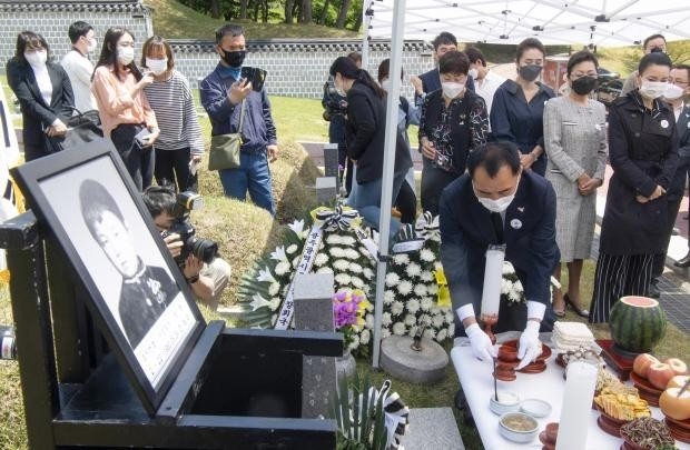 5일 오전 광주 북구 국립 5·18 민주묘지에서 고(故) 전재수 묘비제막식이 열리고 있다. /최현배 기자choi@kwangju.co.kr