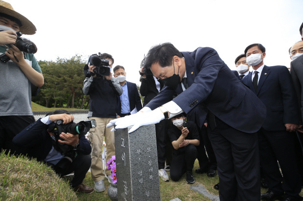 국민의힘 김기현 당 대표 권한대행 겸 원내대표가 7일 오전 광주 북구 국립 5·18 민주묘지를 당직자 등과 함께 참배하고 있다. /최현배 기자choi@kwangju.co.kr